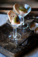  Mousse de oca con mermelada de higos y polvo de galleta. 