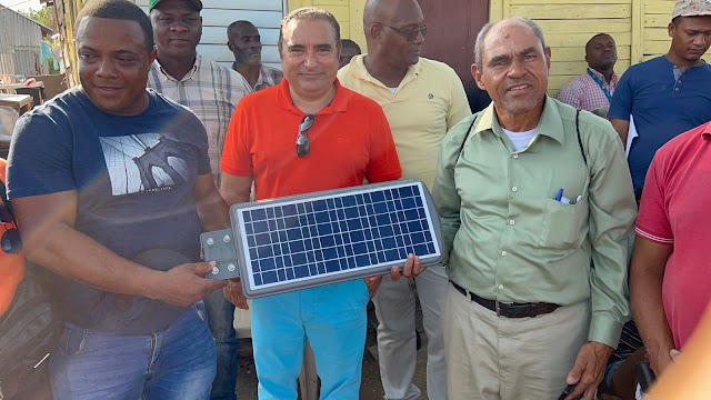 SDN: Dirigente comunitario Víctor Pavón dona 50 lámparas solares