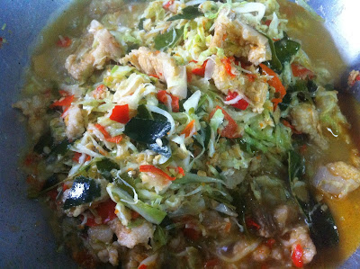 DELICIOUS MENU STIR FRIED CABBAGE WITH PORK CHILLI CURRY