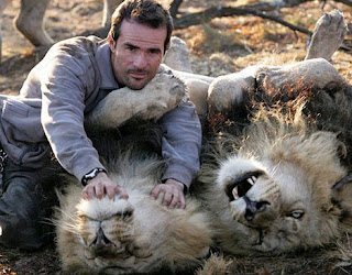 lion whisperer kevin richardson 3 10 Manusia yang Memiliki Kelebihan Paling Unik di Dunia