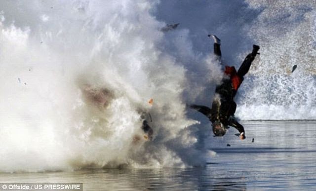  Foto Orang Jatuh  Ke Laut Saat Sedang Balapan Speed Boat