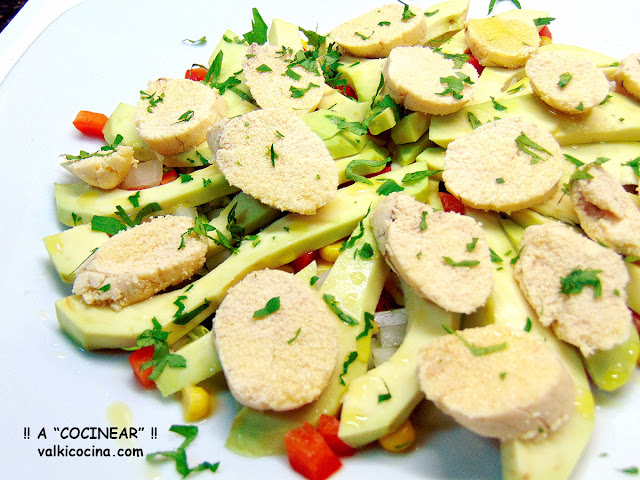 Ensalada de aguacate y huevas de merluza