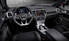 Interior view of 2017 Jeep Grand Cherokee