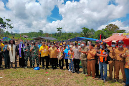 Piter Gusbager dan Forkopimda Keerom Rayakan HUT ke 19 Kabupaten di Kampung Adat