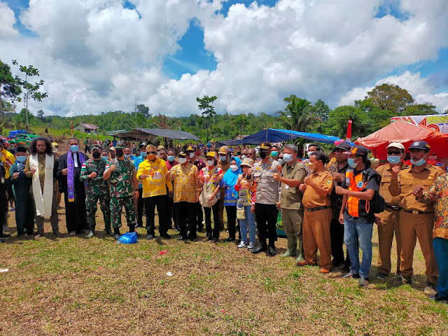 Piter Gusbager dan Forkopimda Keerom Rayakan HUT ke 19 Kabupaten di Kampung Adat.lelemuku.com.jpg