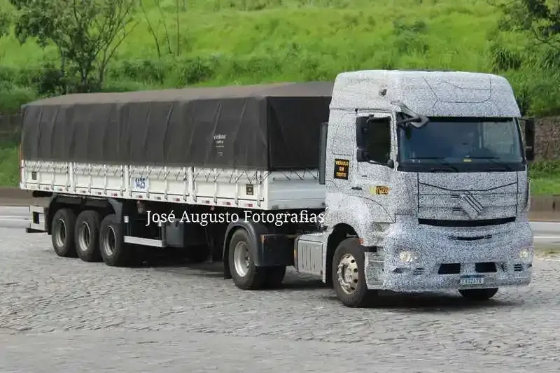 Cavalo mecânico Mercedes-Benz 4x2 camuflado em testes no RJ