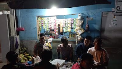Kunjungan Bhabinkamtibmas Polsek Pulomerak Polres Cilegon Hampiri Kumpulan Warga