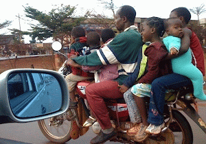 JESHI LA POLISI KITENGO CHA USALAMA BARA BARANI, TUSIWAFUMBIE MACHO BODA BODA WAZEMBE WANATUMALIZA.
