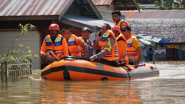Wujud Empati, Polda Kalteng Bagikan Ratusan Makanan Untuk Korban Banjir di Pujon