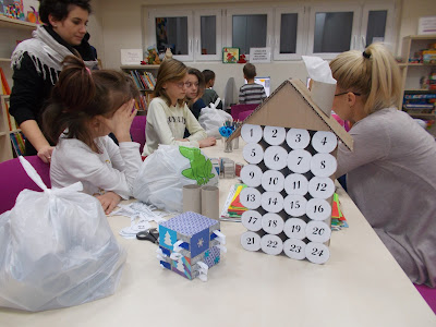 dzieci w trakcie zajęć plastycznych w bibliotece na Bocianowie 