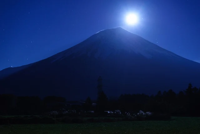 月と富士山～朝霧高原（静岡）