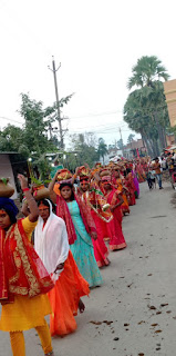 खुसरूपुर प्रखंड के छोटी हसनपुर स्थित श्रीसंतजी का बगीचा के प्रांगण से प्रथम दिन निकाली गई कलश यात्रा