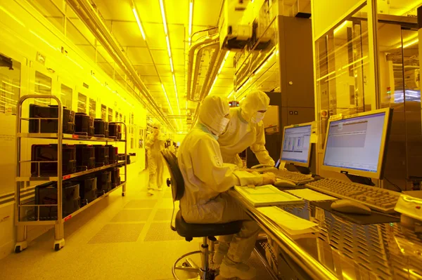 Image Attribute: Researchers in work suits look out monitors at Samsung Electronics' Giheung semiconductor plant, southeast of Seoul / Source: koreajoongangdaily.joins.com