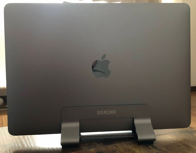 DOXONN製スタンドにMacBookを置いた
