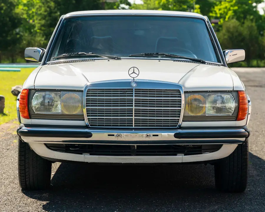 Mercedes-Benz W 123 250 Langlimousine in weiß