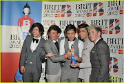 O One Direction dessa vez vão concorrer a melhor banda deixando a categoria . (one direction brit awards )