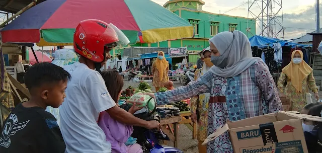 Ketua TP-PKK Sinjai Bagi-bagi Takjil