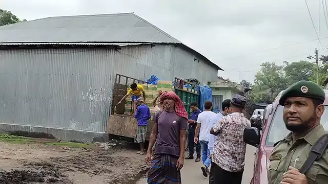 উল্লাপাড়ায় মজুদকৃত সাড়ে ২৬ টন সয়াবিন তৈল জব্দ