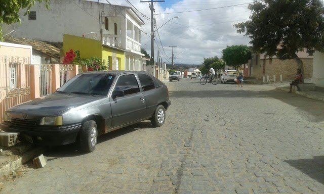 MOTORISTA PERDE CONTROLE DE VEÍCULO E VAI PARAR EM CIMA DA CALÇADA