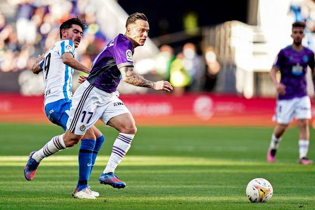 Jozabed y Roque Mesa en la disputa de un balón. MÁLAGA C. F. 2 REAL VALLADOLID C. F. 2 Sábado 09/04/2022, 18:15 horas. Campeonato de Liga de 2ª División, jornada 35. Málaga, estadio de La Rosaleda: 18.004 espectadores.