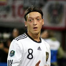 Rooney Sebut Ozil Pemain Cerdas