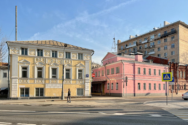 Николоямская улица, улица Станиславского, здание 1840-х годов постройки, здание 1992 года постройки, жилой дом 1959 года постройки, здание 1890-х годов постройки