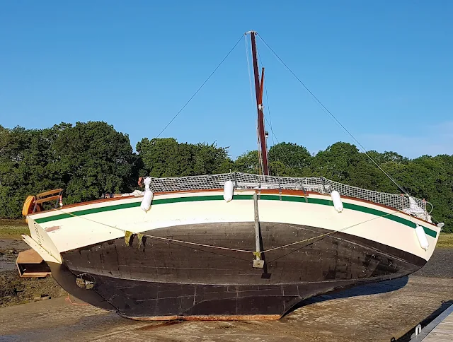 Totalement optionnels mais bien pratiques, les béquilles, pour garder le bateau d'applomb