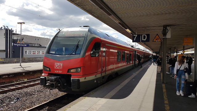 DB Stadler FLIRT3 (Baureihe 1428) beim Halt auf Gleis 7