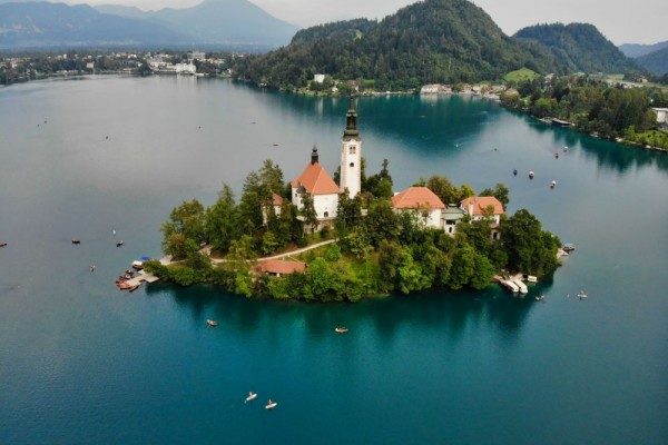 5 Fakta Menarik Danau Bled di Slovenia Konon Dibuat Oleh Para Peri