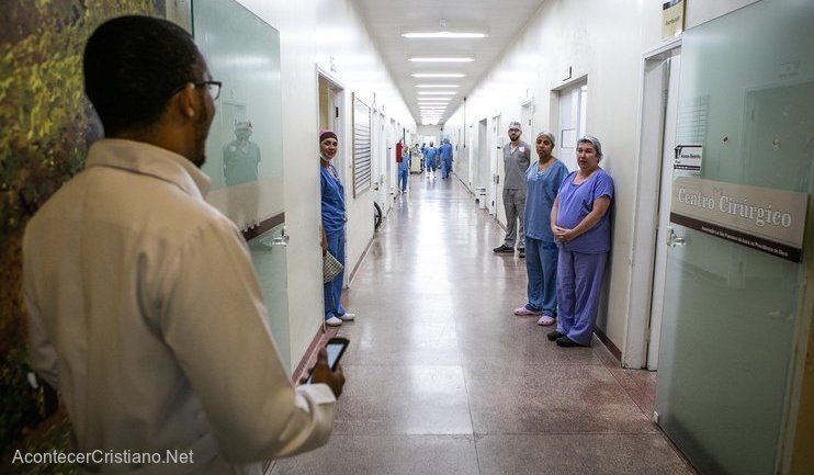 Hombre cantando en hospital