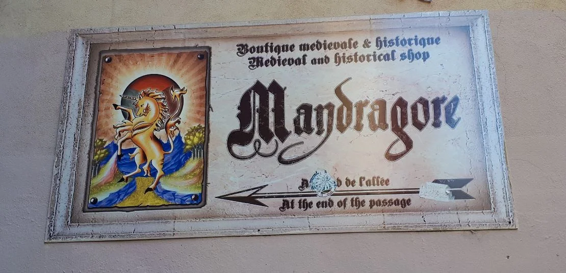 Pancarte qui indique l'entrée de la boutique Mandragore dans le vieux-Lyon
