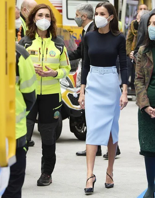 Queen Letizia wore a black cashmere sweater from Hugo Boss, and a light-blue high waisted belted pencil skirt by Hugo Boss