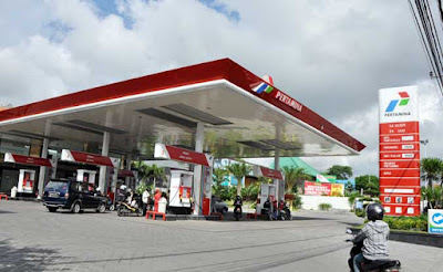 Ambon, Malukupost.com - PT Pertamina Marketing Operation Region VIII Maluku-Papua mengimbau seluruh konsumen untuk selalu memperhatikan aspek keselamatan di area Stasiun Pengisian Bahan Bakar Umum (SPBU). "Seluruh konsumen diimbau selalu memperhatikan aspek safety di area SPBU, khususnya untuk meminimalisasi perilaku tidak aman dari konsumen SPBU termasuk di antaranya mematikan mesin kendaraan, larangan penggunaan handphone, larangan merokok dan menyalakan api," kata pejabat PT Pertamina MOR VIII, Brasto Galih Nugroho, Rabu (23/1).