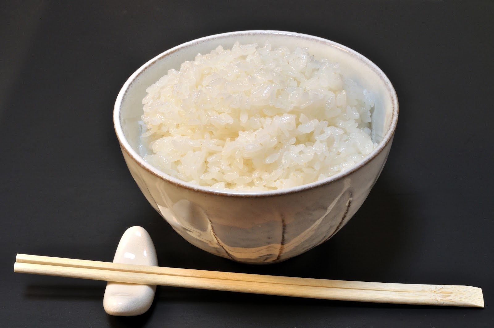 ご飯茶碗に盛られた白米飯