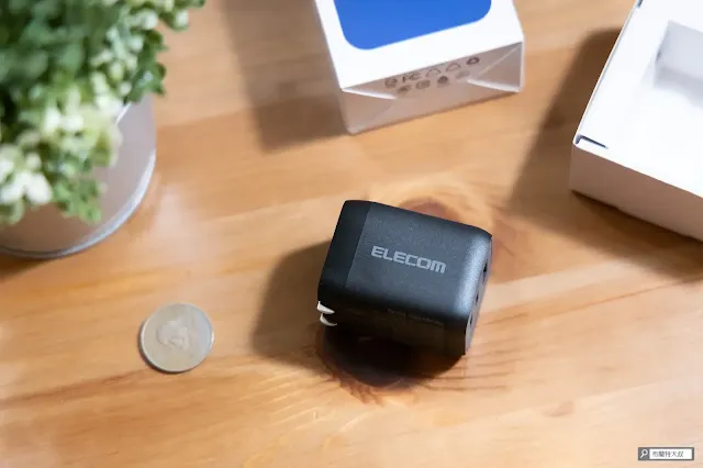 【開箱】ELECOM 65W 氮化鎵三孔快速充電器 - 實際體積大概是過去 iPhone 豆腐頭的兩倍多一些