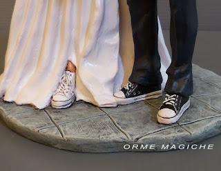 statuine sposi con scarpe all star converse cake topper originale top cake top lombardia orme magiche