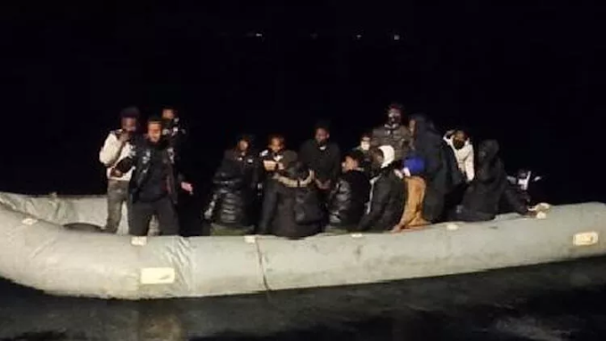 İzmir açıklarında 50 kaçak göçmen kurtarıldı