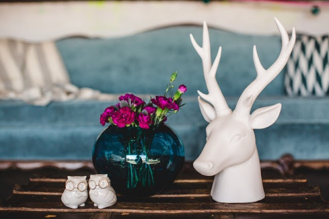 ceramic-moose-head-and-mini-owl-with-flower-in-round-vase-unique-wedding-centerpieces-ideas