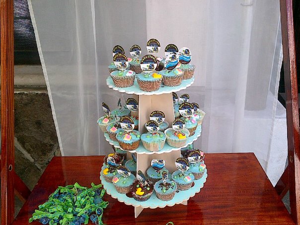 baby shower divertido Cup cakes de vainilla con frosting en color menta decorados con  | 604 x 453