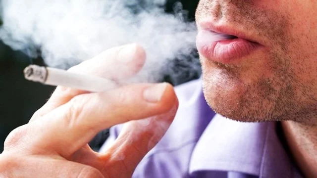 التدخين يزيد خطر إصابة الرجال بأمراض نسائية  وكالة البيارق الإعلامية كشفت دراسة جديدة من جامعة نيفادا، ضرراً يطال الرجال المدخنين، ويمكن أن يتسبب في مجموعة من الحالات الخطيرة، تتضمن أمراض الجهاز التنفسي وسرطان الرئة، وفق «ميديكال إكسبريس». وقال الباحثون إن المدخنين الذكور، الذين هم أكثر عرضة للتدخين من النساء، يعرضون أنفسهم لخطر متزايد بشكل كبير للإصابة بهشاشة وكسور العظام والموت المبكر. وقال كبير الباحثين في الدراسة تشينغ وو، الباحث في معهد نيفادا للطب الشخصي: «يميل الرجال إلى التدخين أكثر من النساء، ما يزيد من مخاطر الإصابة بهشاشة العظام، والتي كان يُعتقد تقليدياً أنها مرض نسائي».