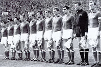 SELECCIÓN DE LA U. R. S. S. - Temporada 1963-64 - Galimzyan Khusainov, Igor Chislenko, Gennadiy Gusarov, Vladimir Glotov, Aleksey Korneyev, Eduard Mudrik, Albert Shesterniev, Viktor Ponedielnik, Valeriy Voronin, Lev Yashin y Valentin Ivanov - SELECCIÓN DE LA UNIÓN SOVIÉTICA 3 (Viktor Ponedielnik 2, Valeriy Voronin) SELECCIÓN DE SUECIA 1 (Kurt Hamrin) - 27/05/1964 - Eurocopa de 1964, cuartos de final, partido de vuelta - Moscú, Rusia, estadio Lenin - La URSS habñia empatado a 1 en la ida, por lo que se clasifica para la fase final en Madrid