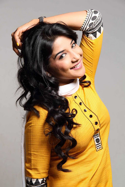 Telugu actress hot pics in yellow dress Sakshi Agarwal