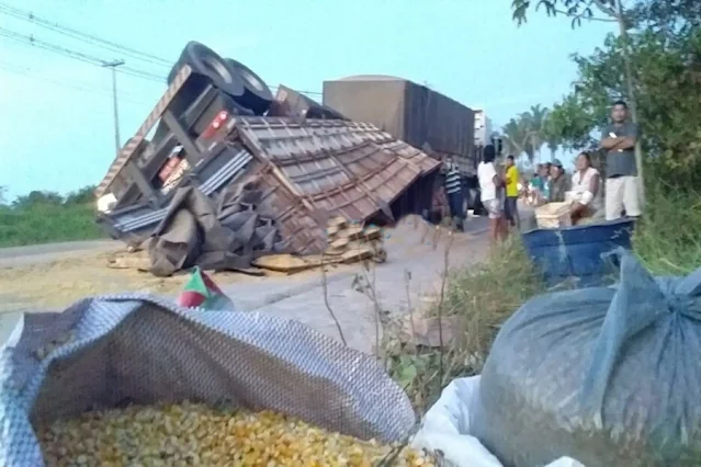 Carreta tomba e populares saqueiam carga em Porto Velho