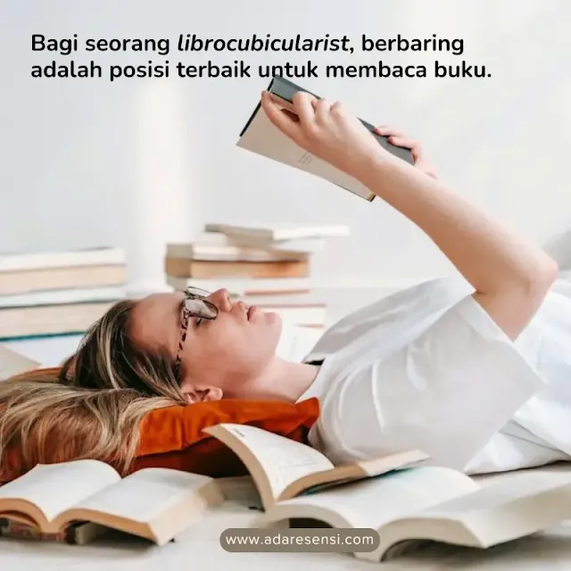 Membaca buku sambil berbaring.