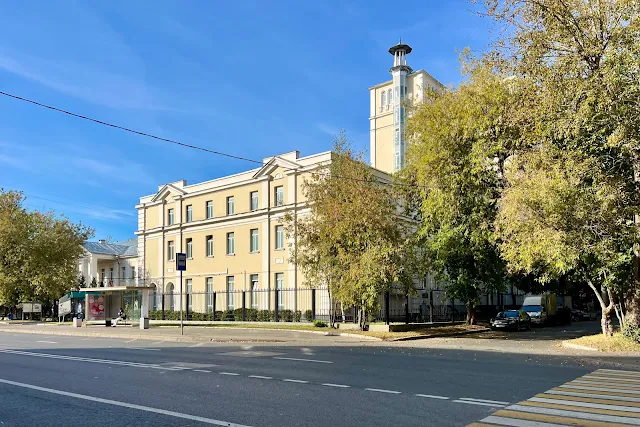 улица Фабрициуса, Колледж полиции – бывшая школа 1952 года постройки