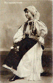 poze vechi femeie in costum traditional cu chieptar din Transilvania si trandafiri