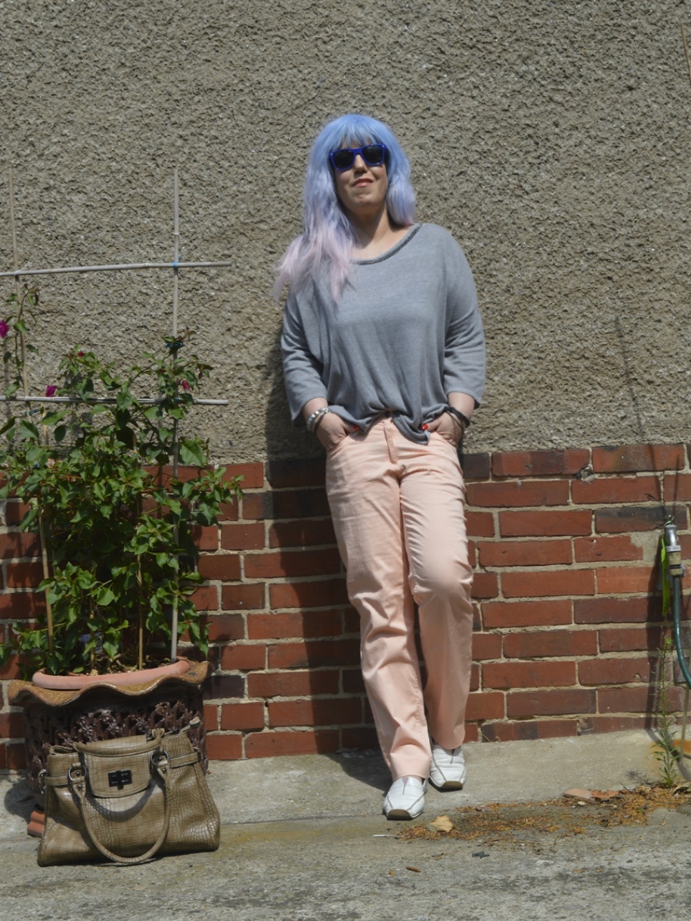 Apricot Summer Day Outfit -  Summer Outfit with pastel apricot Jeans, grey Jumper  and white Leather Loafers - posted by Annie K, Fashion and Lifestyle Blogger, Founder, CEO and writer of ANNIES BEAUTY HOUSE - a german fashion and beauty blog