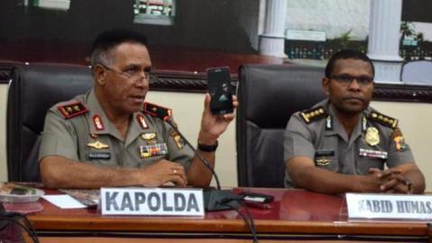 Kapolda Papua Pastikan Tidak Ada Kejadian Huru Hara di Tolikara HorasSumutNews.com - Berita Terkini JAKARTA - Kapolda Papua Irjen Pol Paulus Waterpauw menjelaskan informasi huru hara yang terjadi di Tolikara, Minggu (24/4/2016). Dikatakannya, Feri Kagoya selaku Kepala Pelaksana Badan Penanggulangan Bencana Daerah (BPBD) Tolikara sebelumnya menginformasikan telah terjadi huru hara di wilayah tersebut. Berita Daerah, Nasional, Hukum, Berita TNI, 