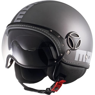 MOMO DESIGNのジェット型ヘルメット