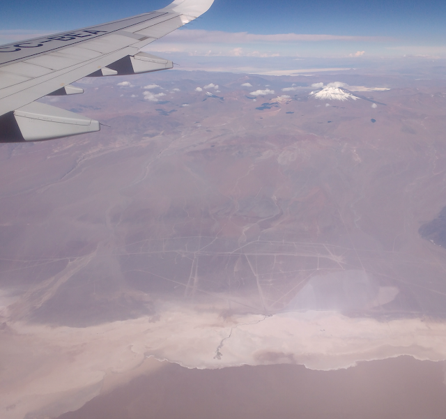 Salar Punta Negra y volcán Llullaillaco desde el aire, región de Antofagasta, Chile